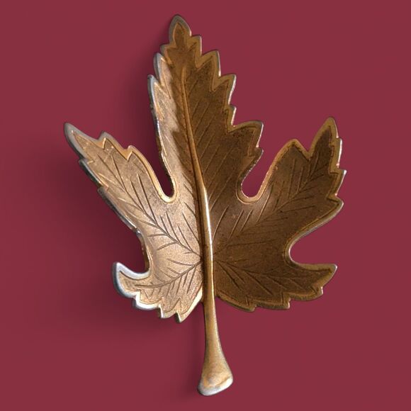 NOS! Vintage Gold Tone Olive Green Maple Leaf Brooch Lapel Pin Birthday Xmas - Picture 1 of 5